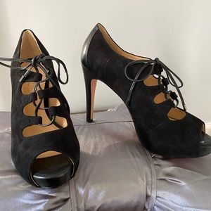 Gladiator heels in black suede and leather.